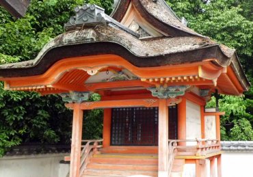 聖神社末社滝神社本殿　修理前